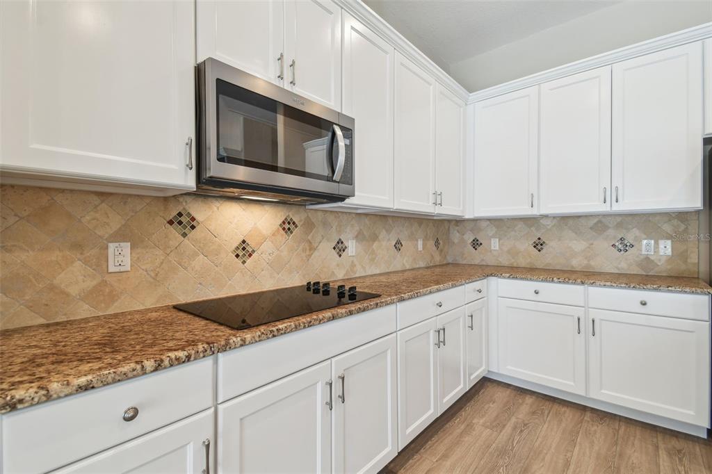 2566 LAKE MANOR DRIVE