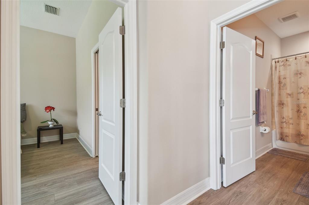 2566 LAKE MANOR DRIVE