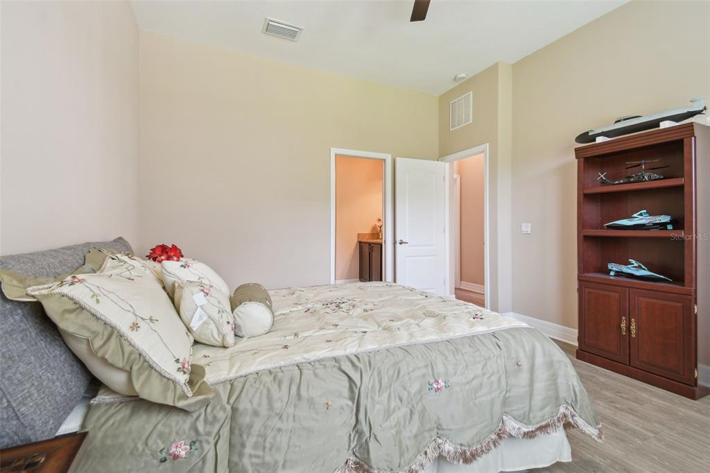 2566 LAKE MANOR DRIVE