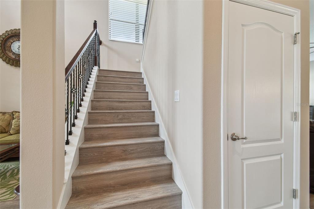 2566 LAKE MANOR DRIVE