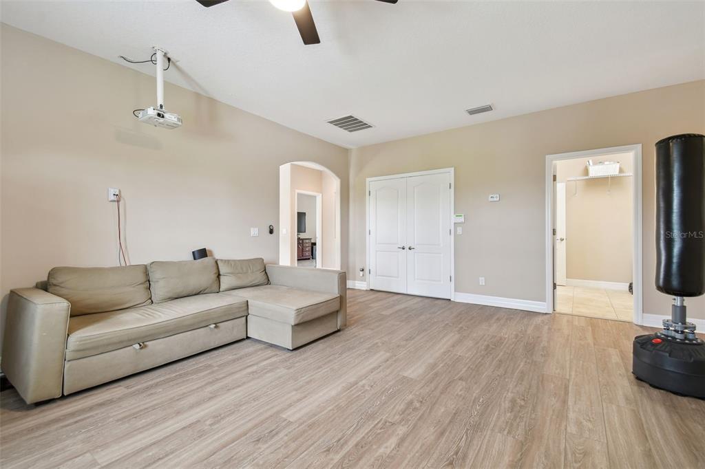 2566 LAKE MANOR DRIVE