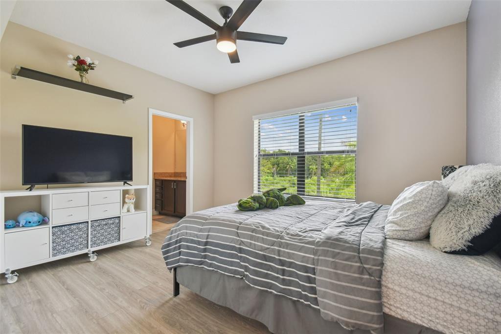 2566 LAKE MANOR DRIVE